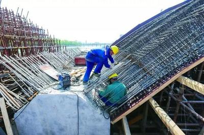 跨信阳市浉河三座大桥工程持续提速