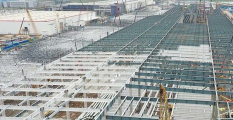上海临港特斯拉超级工厂二期工程开始吊装钢结构顶棚