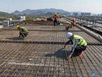 新春走基层 | 留守加班赶工期,把家人接到工地过年